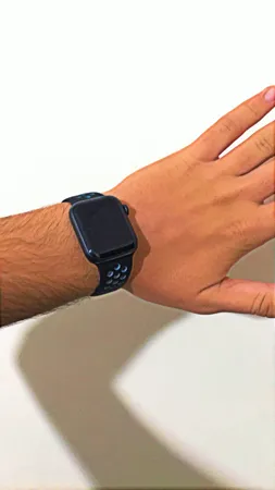 ساعت هوشمند اپل مدل SE دارای قابلیت های صفحه نمایش لمسی بند سیلیکون