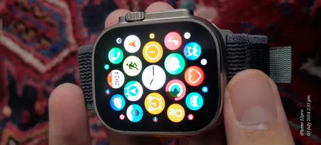 ساعت هوشمند مدل HK9 ULTRA 2 MAX دارای قابلیت های صفحه نمایش رنگی، صفحه نمایش لمسی، کنترل موسیقی (Music Player)، کنترل سطح اکسیژن خون، قابلیت مکالمه از طریق بلوتوث، پشتیبانی از زبان فارسی در منو و سیستم‌عامل بند سیلیکون