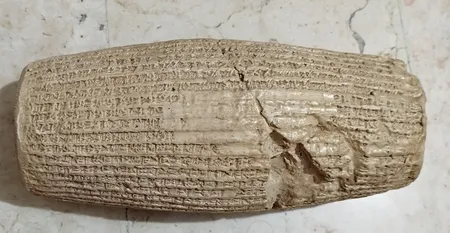 مجسمه تندیس و پیکره شهریار مدل منشور آزادی ملل کد MO110