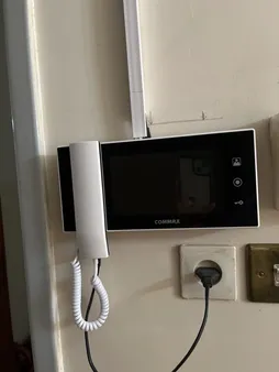 مجموعه دربازکن تصویری کوماکس مدل 72KM-4UCM یک طبقه به همراه محافظ ولتاژ مانیتور