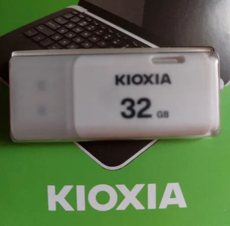 فلش مموری کیوکسیا مدل U202 ظرفیت 32 گیگابایت