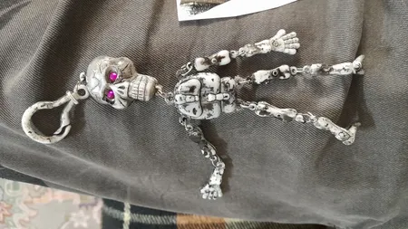 آویز تزیینی خودرو طرح اسکلت مدل BET-20