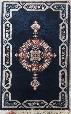 فرش ماشینی زمرد مشهد مدل تاج الماس زمینه سورمه ای