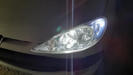 لامپ هدلایت خودرو مدل C6 H7 مناسب برای پژو 206 بسته دو عددی