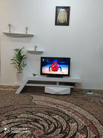 میز تلویزيون راهپود مدل آفتابگردان به همراه طبقه دیواری