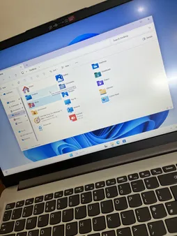 لپ تاپ 15.6 اینچی لنوو مدل IdeaPad 1 15AMN7-R5 7520U 8GB 256SSD