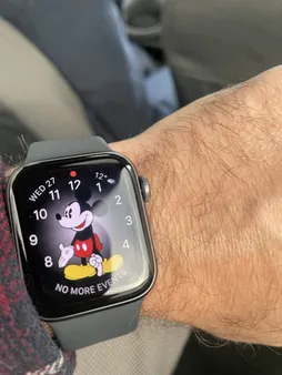 ساعت هوشمند اپل مدل SE دارای قابلیت های صفحه نمایش لمسی بند سیلیکون