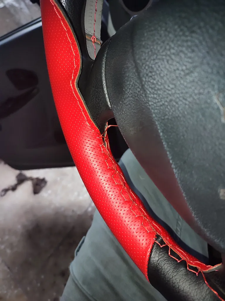 روکش فرمان کاور پلاس مدل PR-LUXE-RD به همراه سردنده وگردگیر و روکش ترمزدستی و کاور سویچ مناسب برای پراید