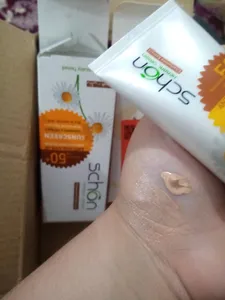 تجریه خرید کرم ضد آفتاب رنگی شون، 50 SPF، مدل Herbal Origin، مناسب پوست خشک تا نرمال تنالیته رنگ متوسط و حجم 50 میلی‌لیتر، محافظت کننده در برابر اشعه UVA، UVB، IR، بافت سبک و فاقد چربی، بدون ایجاد سفیدی، آبرسان، ضد التهاب و قرمزی، نرم کننده، با ماندگاری 2 ساعته