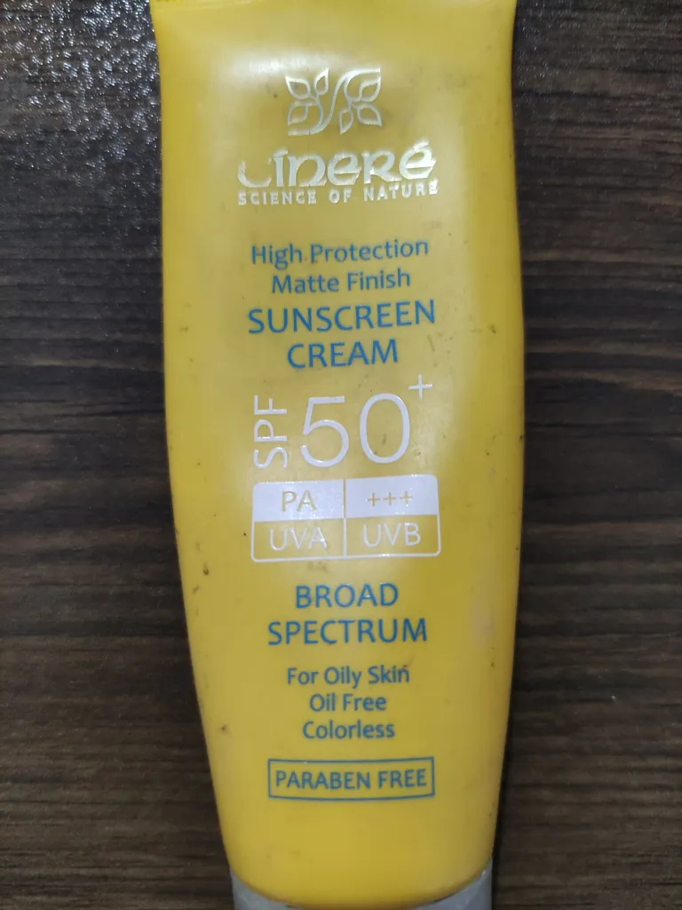 کرم ضدآفتاب بی‌رنگ سینره مدل SPF50 مناسب پوست چرب، حجم 50 میلی‌لیتر