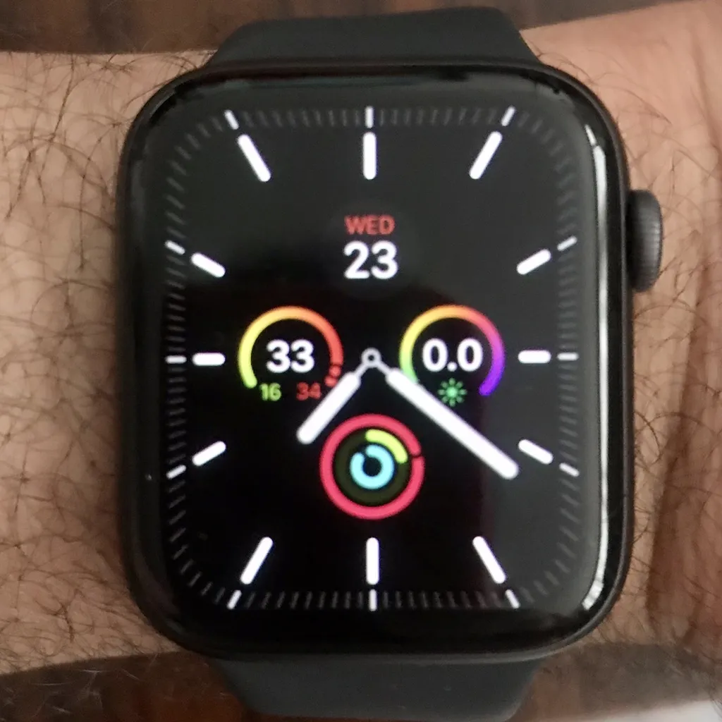 ساعت هوشمند اپل واچ سری 6 مدل 44mm Aluminum Case with Sport silicone Band، صفحه نمایش لمسی 1.78 اینچ با Retina LTPO OLED، سازگار با iPhone 6S به بالا و IOS 14 به بالا، قابلیت مکالمه از طریق بلوتوث، شمارنده ضربان قلب، شتاب‌سنج، گام‌شمار، باتری لیتیوم یونی
