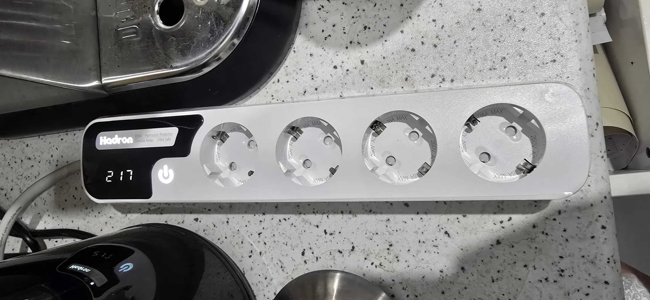 محافظ ولتاژ هارمونیک هادرون مدل P244