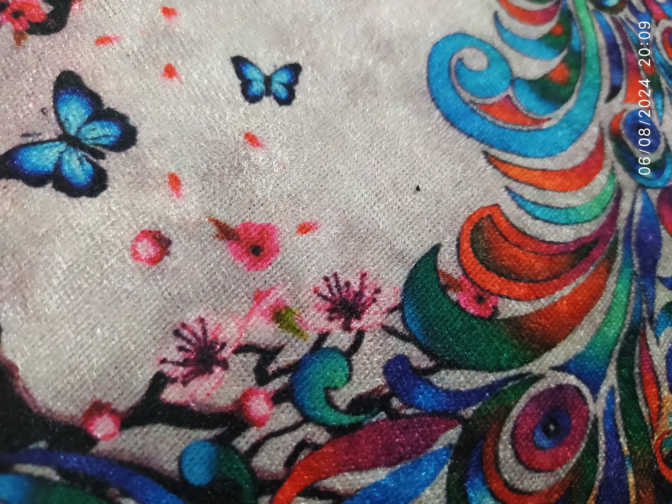 فرش ماشینی زانیس مدل فانتزی گرد طرح نئو کلاسیک