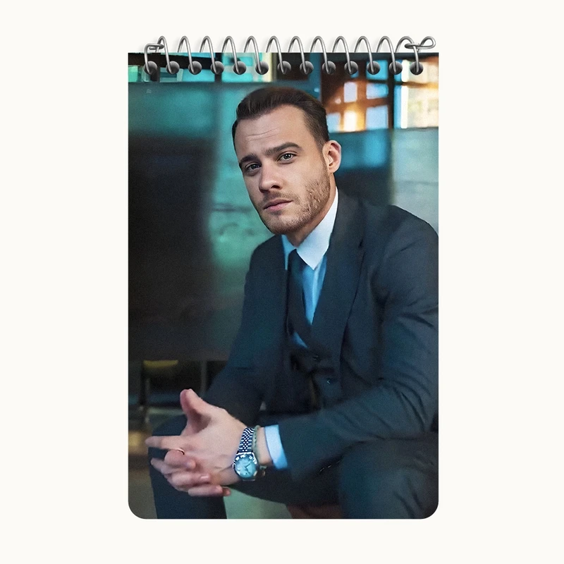 دفتر یادداشت 50 برگ خندالو طرح کرم بورسین (Kerem Bürsin) کد F10229