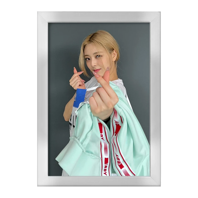 تابلو خندالو طرح یونا گروه ایتزی ITZY  کد 20216