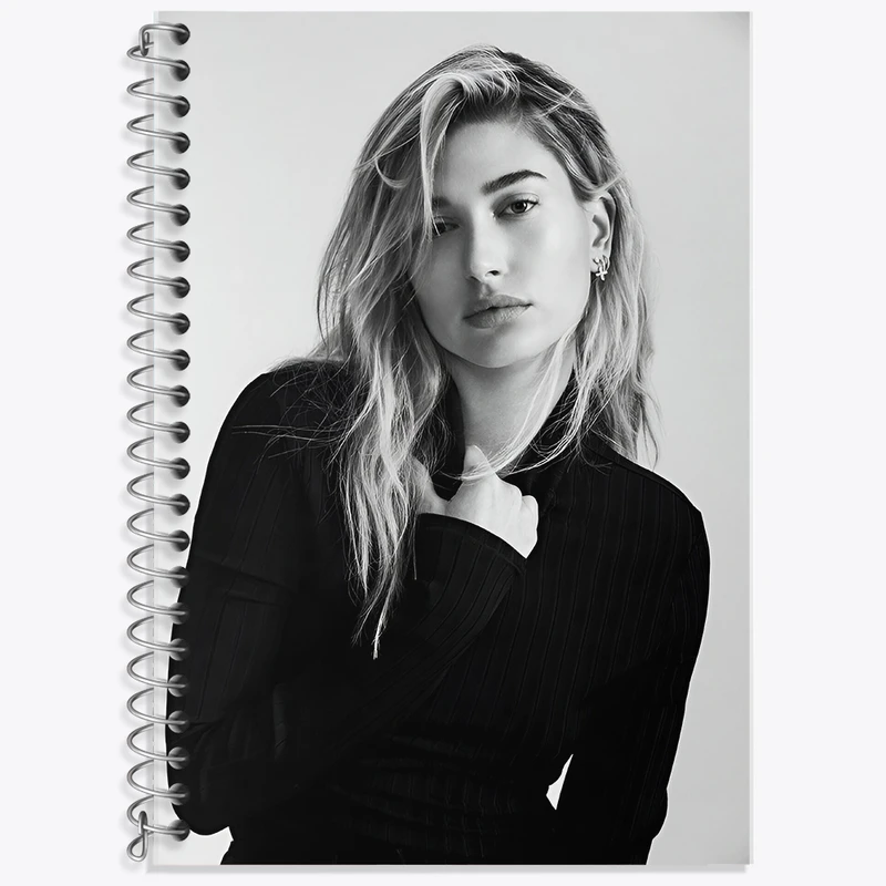 دفتر نت موسیقی 50 برگ خندالو طرح هیلی بیبر (Hailey Bieber) کد F10191
