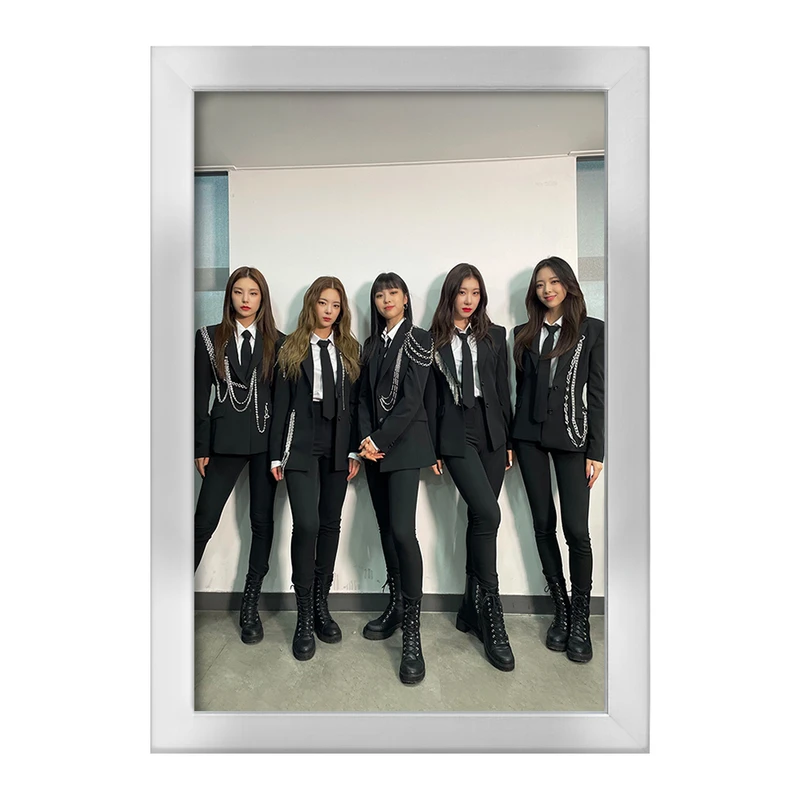 تابلو خندالو طرح گروه ایتزی ITZY  کد 20227