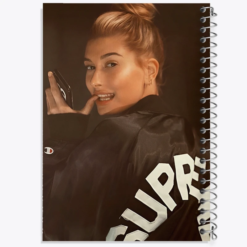 دفتر طراحی 50 برگ خندالو طرح هیلی بیبر (Hailey Bieber) کد F10189