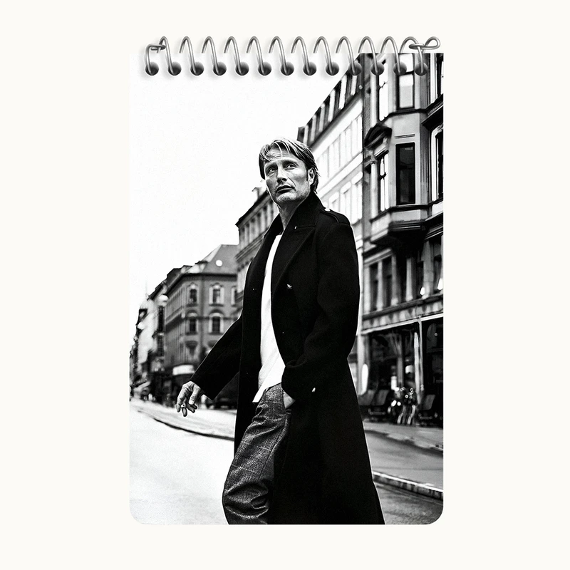 دفتر یادداشت 50 برگ خندالو طرح مادز میکلسن (Mads Mikkelsen) کد F7453