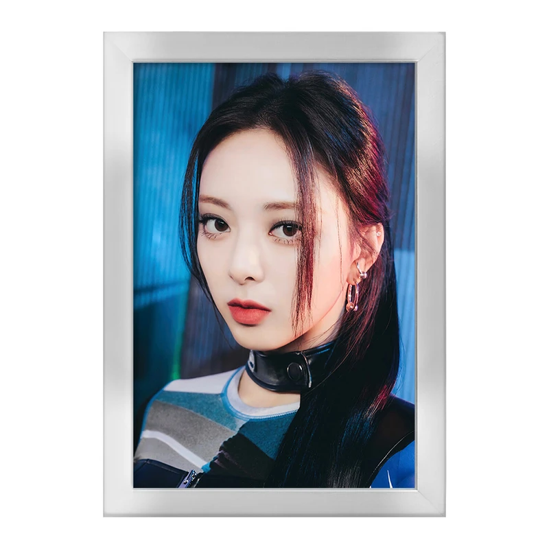 تابلو خندالو طرح یونا گروه ایتزی ITZY  کد 20223