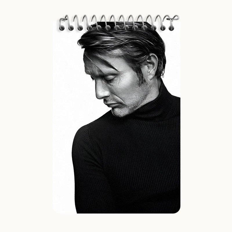 دفتر یادداشت 50 برگ خندالو طرح مادز میکلسن (Mads Mikkelsen) کد F7452