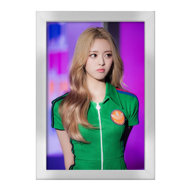 تابلو خندالو طرح یونا گروه ایتزی ITZY  کد 20213