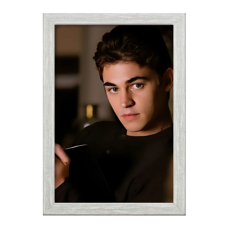 تابلو خندالو طرح هرو فاینز تیفین (Hero Fiennes Tiffin) کد F10255