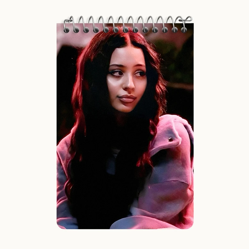 دفتر یادداشت 50 برگ خندالو طرح الکسا دمی (Alexa Demiez) کد F10195