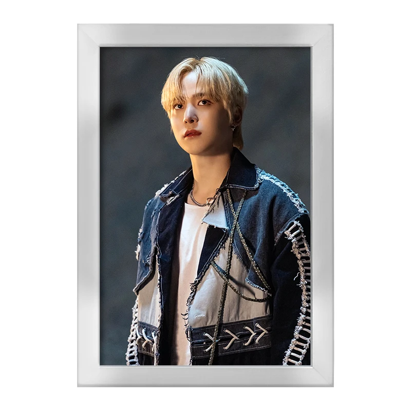 تابلو خندالو طرح یونهو گروه ایتیز ATEEZ  کد 21215