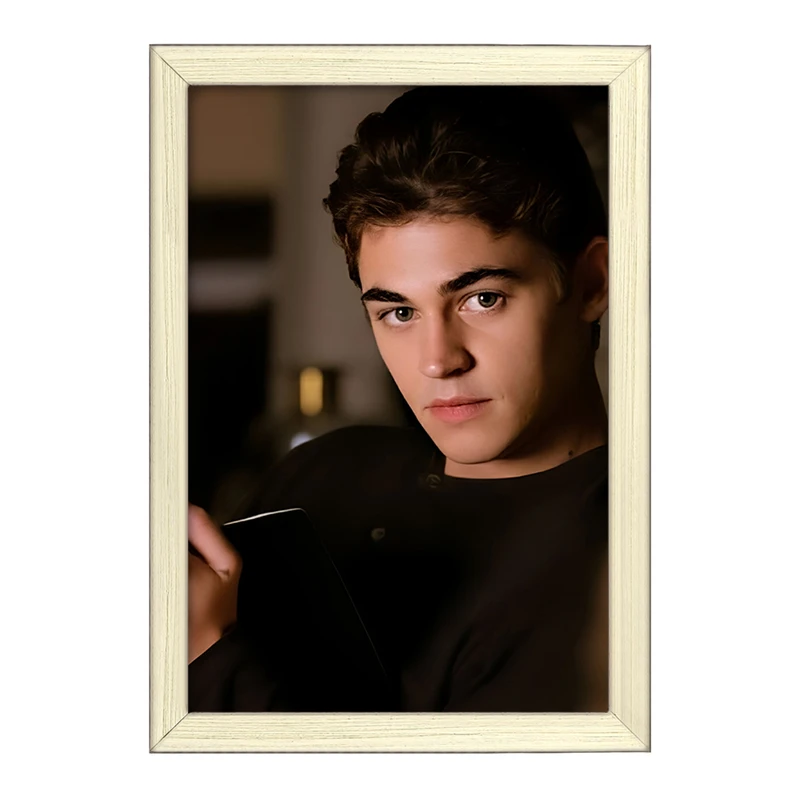 تابلو خندالو طرح هرو فاینز تیفین (Hero Fiennes Tiffin) کد F10255