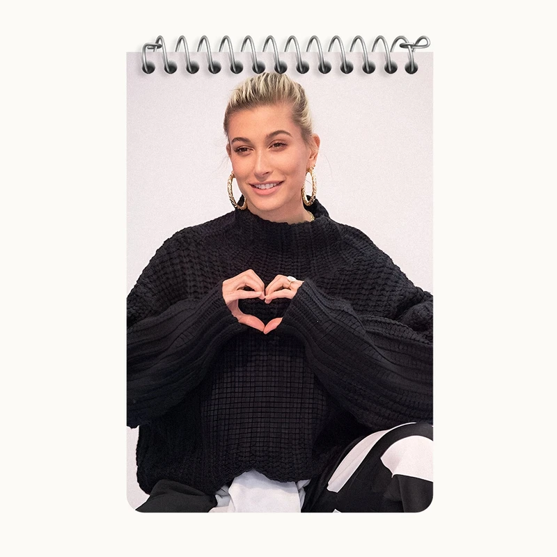 دفتر یادداشت 50 برگ خندالو طرح هیلی بیبر (Hailey Bieber) کد F10188
