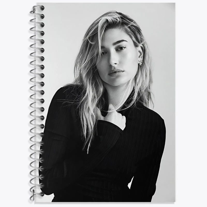 دفتر لغت 50 برگ خندالو طرح هیلی بیبر (Hailey Bieber) کد F10191
