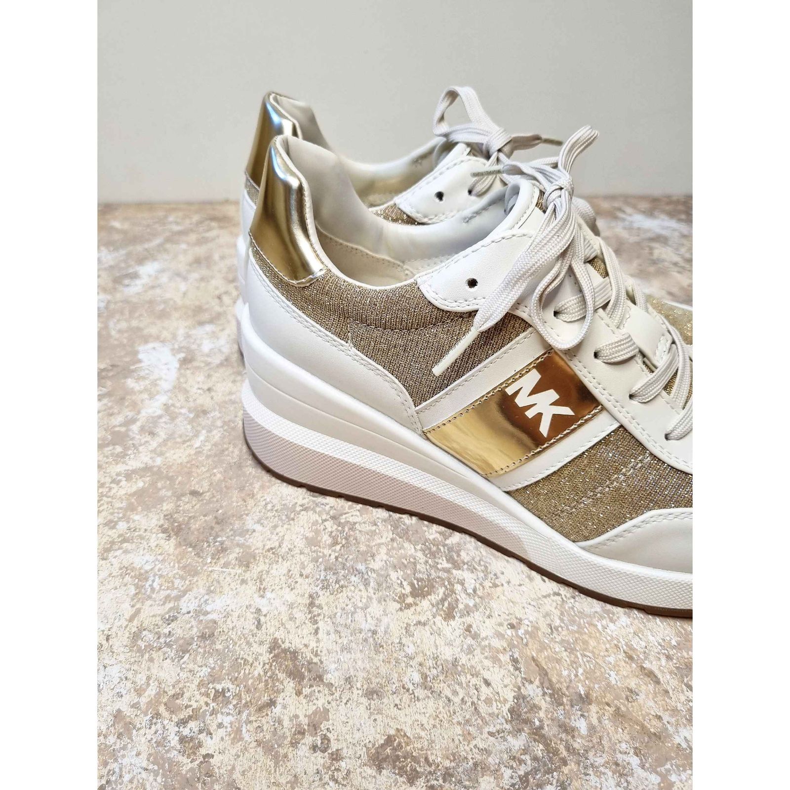 کفش روزمره زنانه مایکل کورس مدل Sneaker Mabel aus Kunstleder in Metallic- Optik und glitzerndem Mesh im Kettendesign -  - 2
