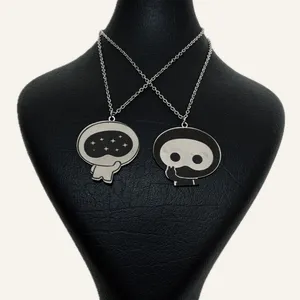 گردنبند مدل ست دوستی فضانورد بسته ۲ عددی