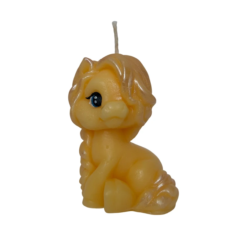 شمع دست‌ساز بدون‌بو مدل اسب طرح عید نوروز زمان اتمام 20 ساعت