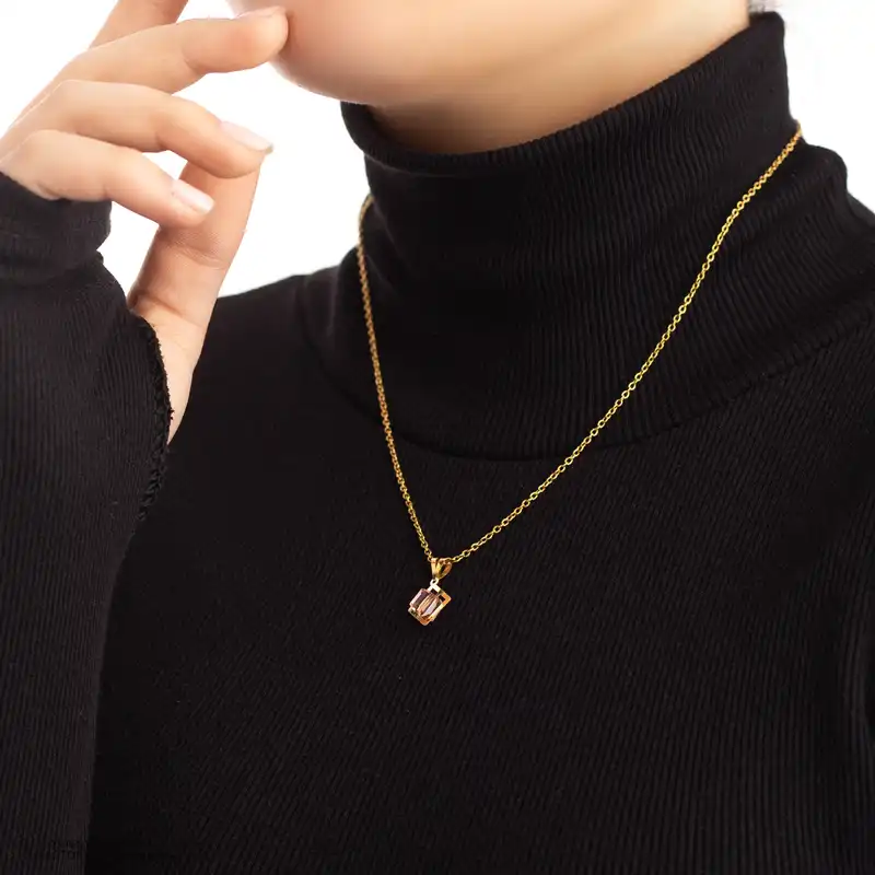 گردنبند طلا 18 عیار زنانه ناریا مدل مکعب رنگ صورتی