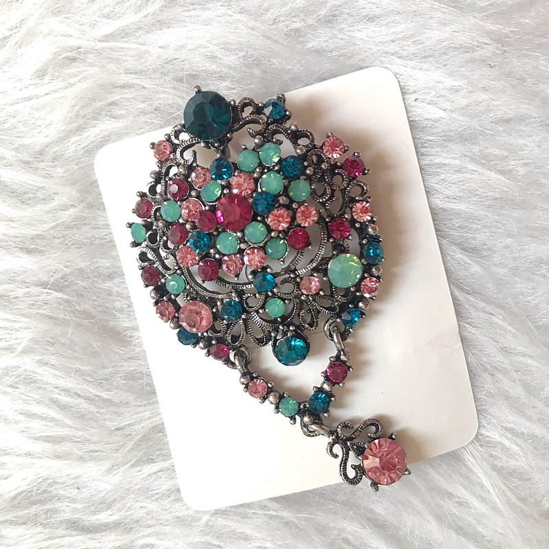 گل سینه زنانه مدل نگین دار H0100 گل سینه زنانه مدل نگین دار H0100