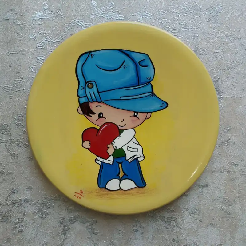 بشقاب دیوارکوب سفالی طرح کودکانه مدل پسرک مهربان