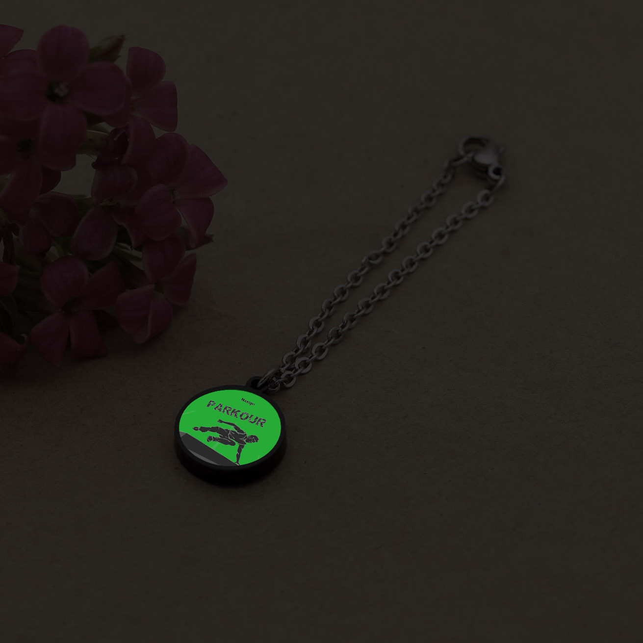 آویز ساعت زنانه ناکسیگو مدل شب تاب طرح پارکور کد AW8962