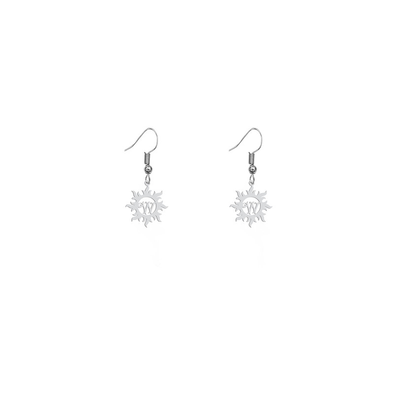 گوشواره زنانه هایکا طرح خورشید و حرف W مدل ha-831
