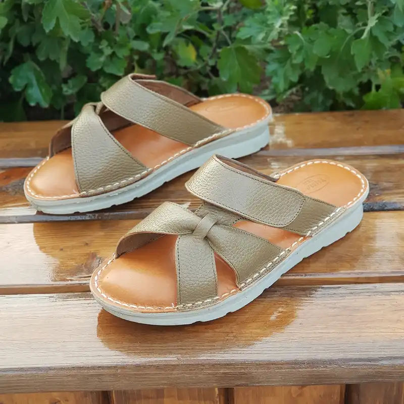 دمپایی زنانه مدل چرم طبیعی کد 06 رنگ قهوه ای