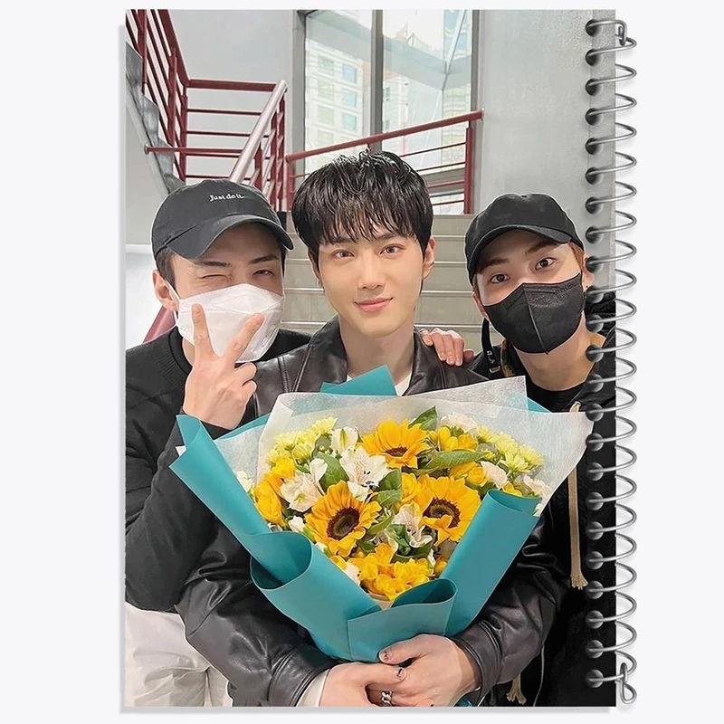 دفتر شطرنجی 50 برگ خندالو طرح سهون و سوهو و شیومین گروه اکسو EXO کد 16809