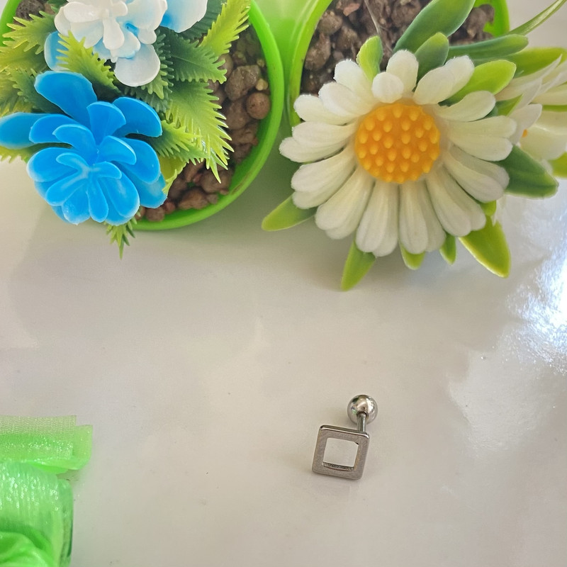 پیرسینگ گوش مدل مربع