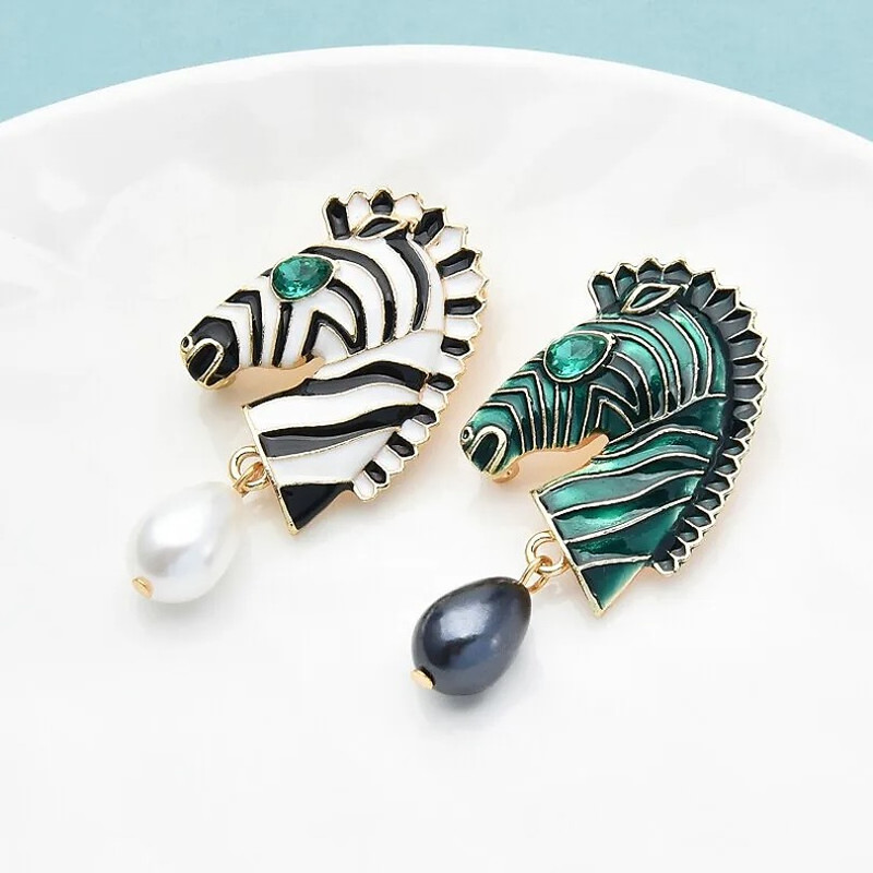 گل سینه زنانه مدل گورخر طرح چشم زمردی آویز مرواریدی کد 302