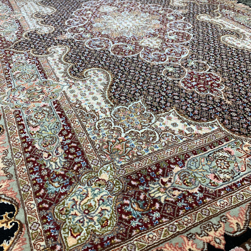 فرش دستبافت 1.5 متری طرح ماهی کد M-001 زمینه سرمه‌ای