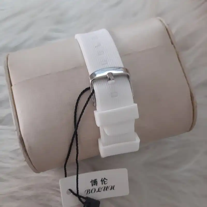 ساعت مچی عقربه ای زنانه بولون مدل کلاسیک قاب دور نگین بند پیو آنتی آلرژی کد 7