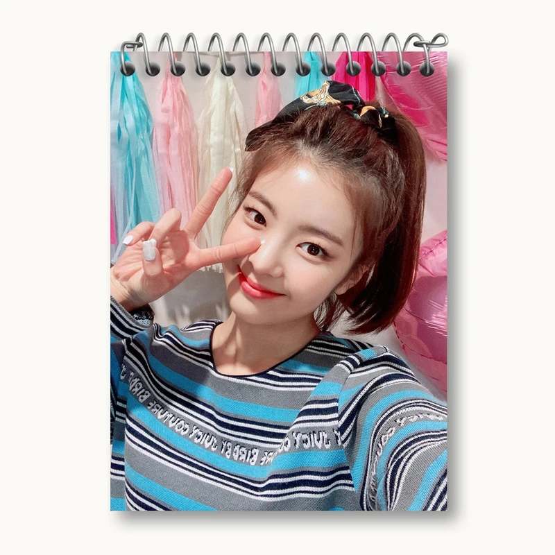 دفتر یادداشت 50 برگ خندالو مدل لیا گروه ایتزی ITZY کد 20191