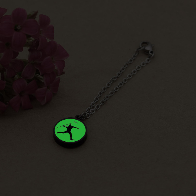 آویز ساعت زنانه ناکسیگو مدل شب تاب طرح پرتاب نیزه کد AW8998