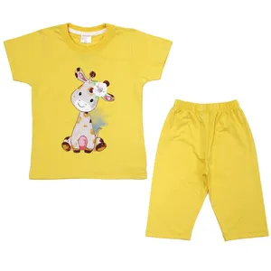 ست تی شرت آستین کوتاه و شلوارک دخترانه مدل زرافه رنگ زرد