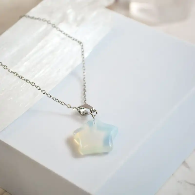 گردنبند زنانه مدل ستاره سنگی اوپال